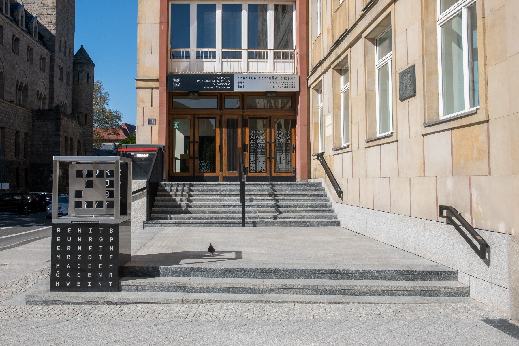 Galeria zdjęć przedstawia schody prowadzące do wejścia do Centrum Szyfrów Enigma. - grafika artykułu