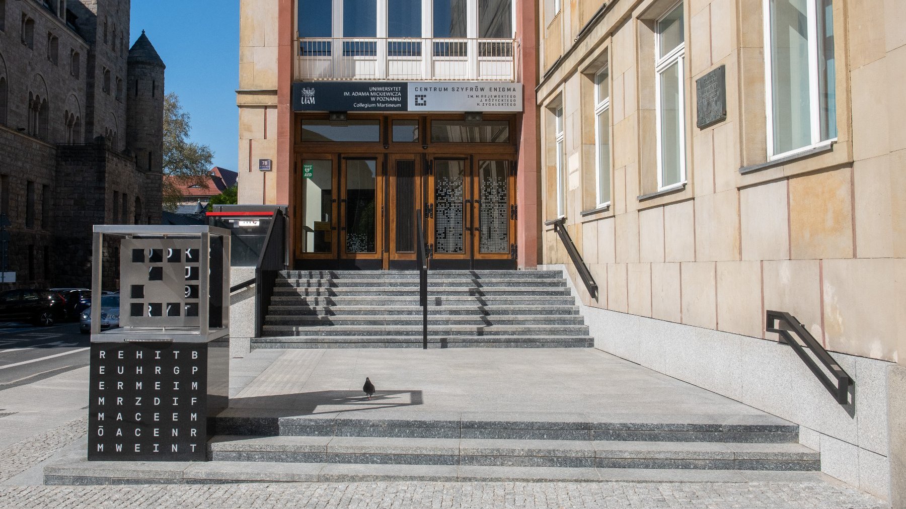Galeria zdjęć przedstawia schody prowadzące do wejścia do Centrum Szyfrów Enigma.