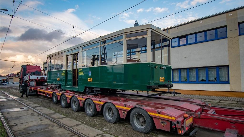 Odrestaurowany wagon zwany Dużym Szczeciniakiem na lawecie