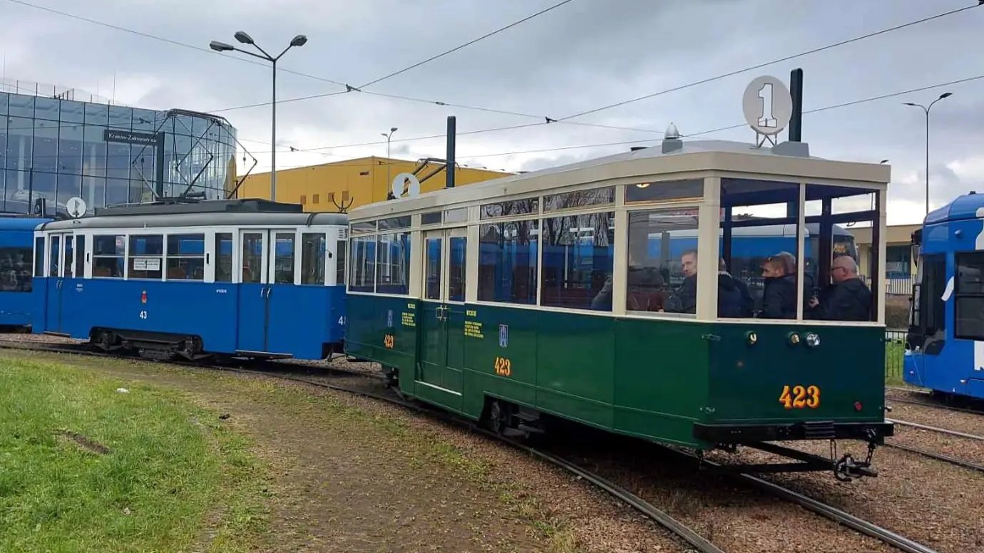 Odrestaurowany zielony wagon zwany Dużym Szczeciniakiem wraz z niebieskim wagonem silnikowym 4N