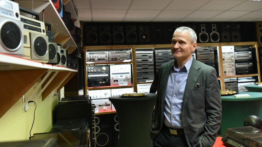 Na zdjęciu zastępca prezydenta Poznania patrzący na magnetofony