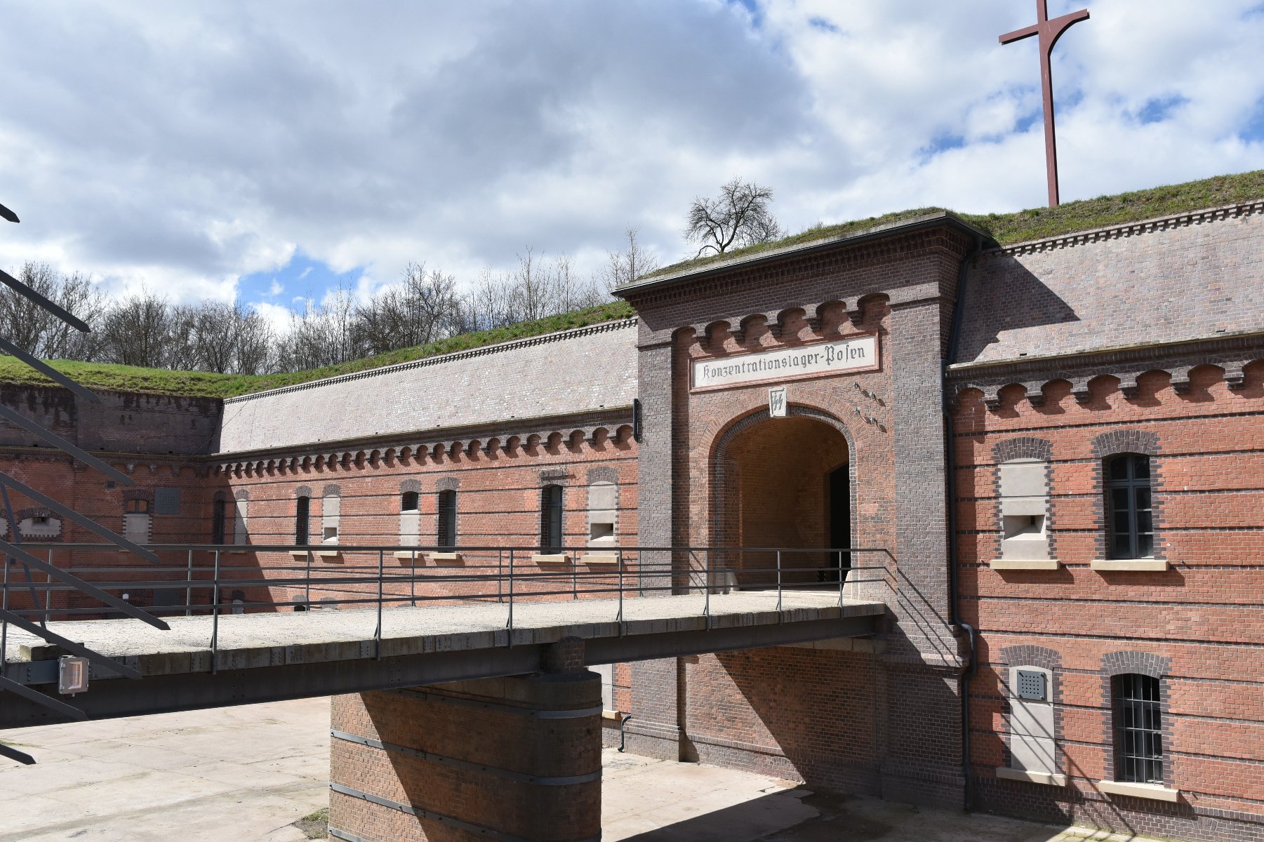 Na zdjęciu Fort VII, widać wejście do budynku - grafika artykułu