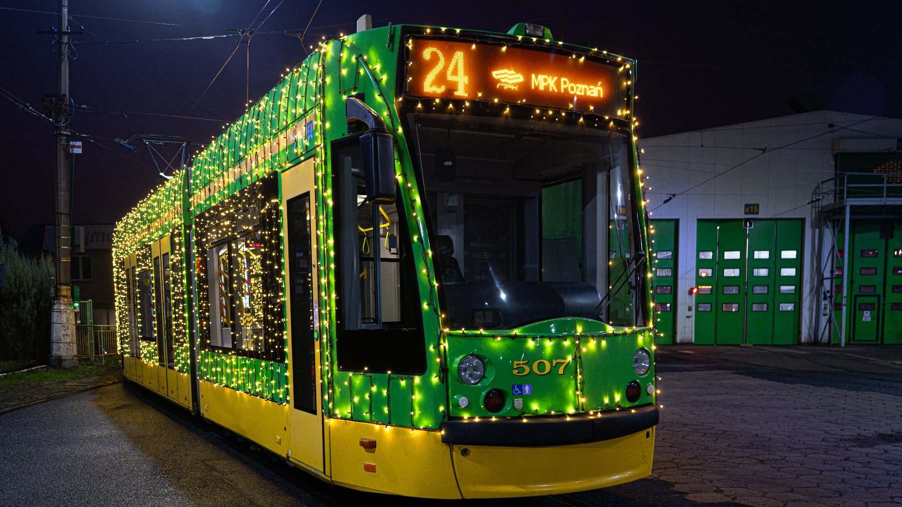 Rozświetlony tysiącami lampek tramwaj