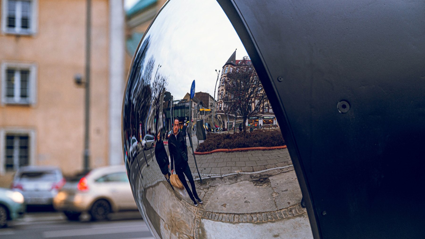 Na zdjęciu zbliżenie na lustro w rzeźbie