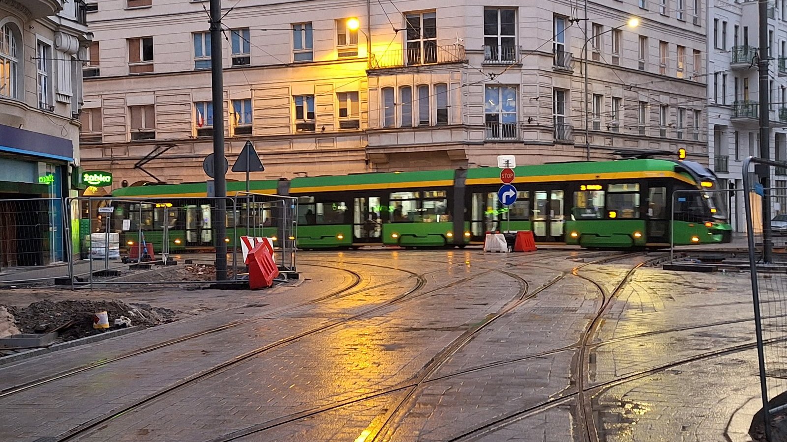 Galeria zdjęć tramwajów jadących w centrum