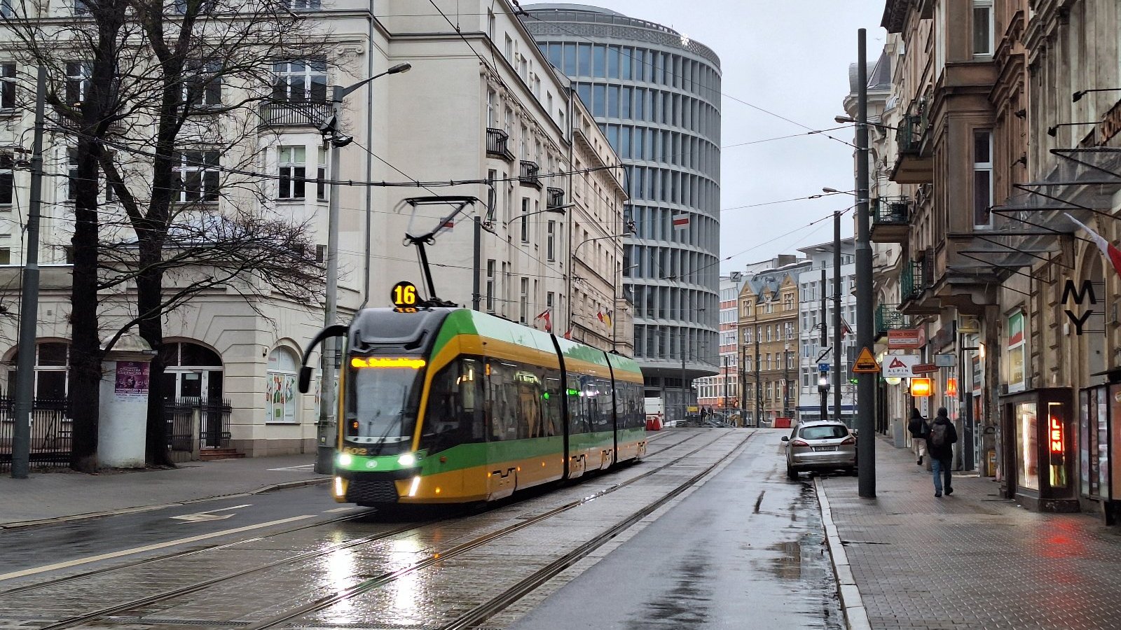 Galeria zdjęć tramwajów jadących w centrum