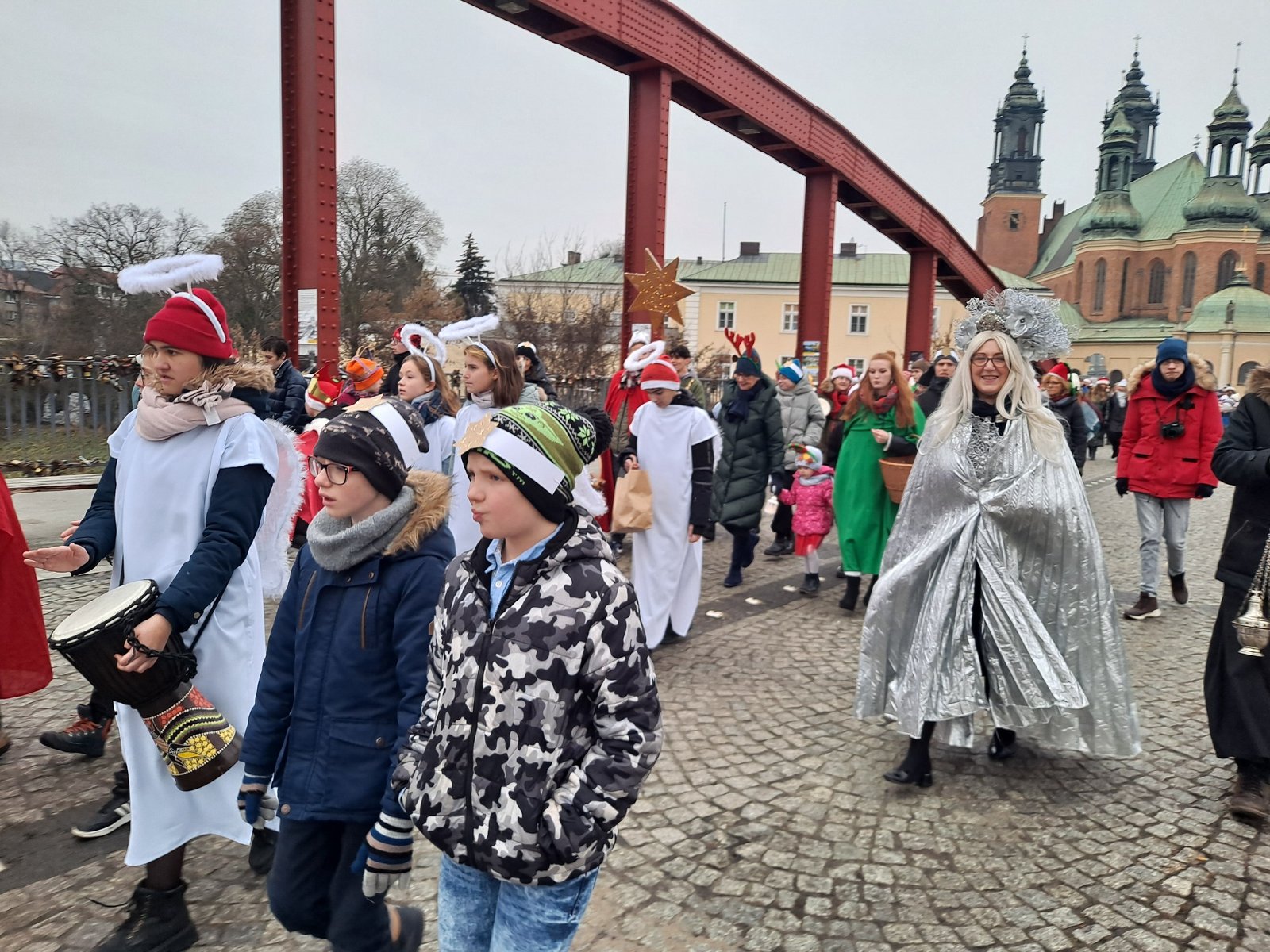 Zdjęcie przedstawia uczestników korowodu na Moście Jordana. - grafika artykułu