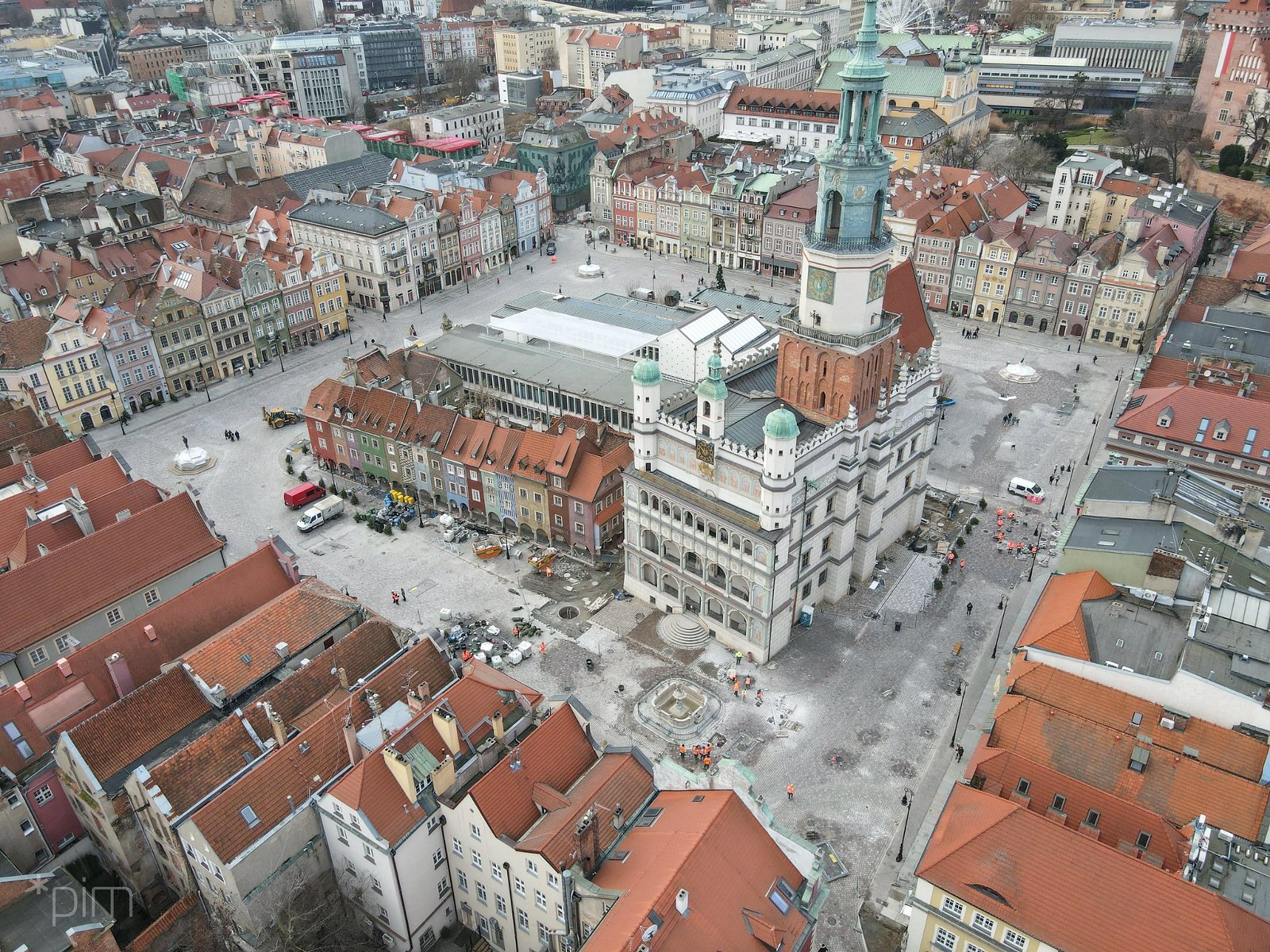 Galeria zdjęć ze Starego Rynku z nową nawierzchnią, drzewami i oświetleniem - grafika artykułu