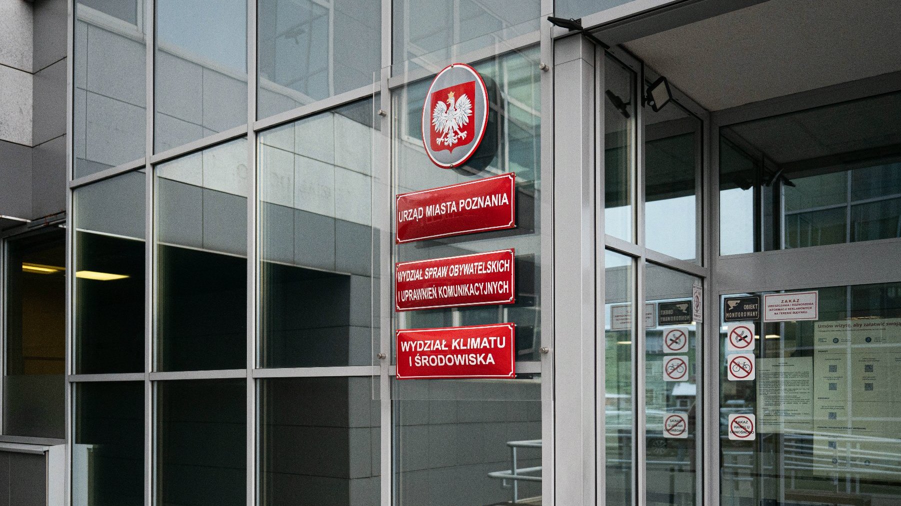 Galeria zdjęć przedstawia elewację budynku urzędu przy ul. Gronowej. Na fotografiach widać tablice z nazwami wydziałów i godło Polski.