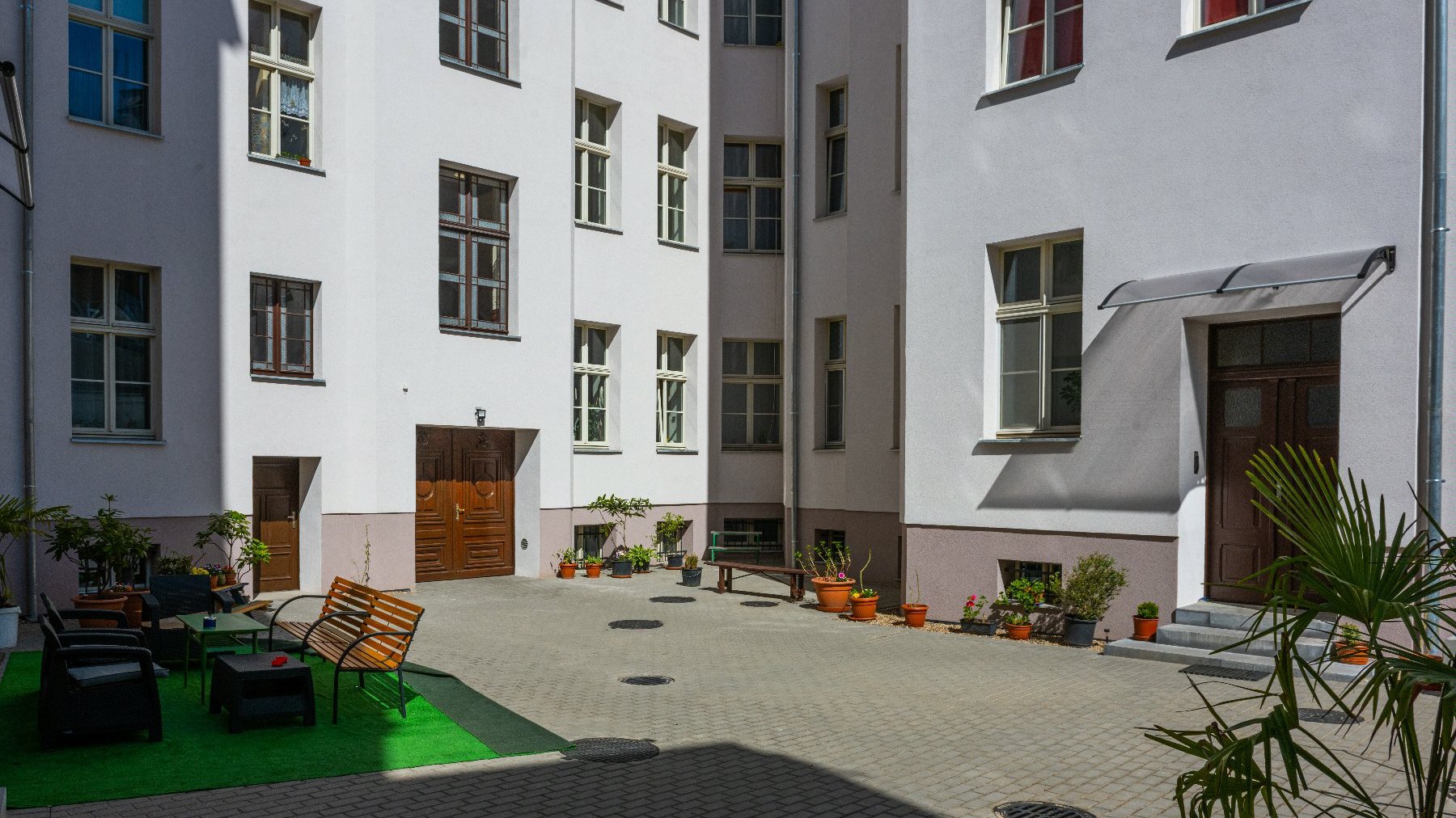 Galeria zdjęć przedstawia klatkę schodową i elewację budynku przy ul. Kościuszki.
