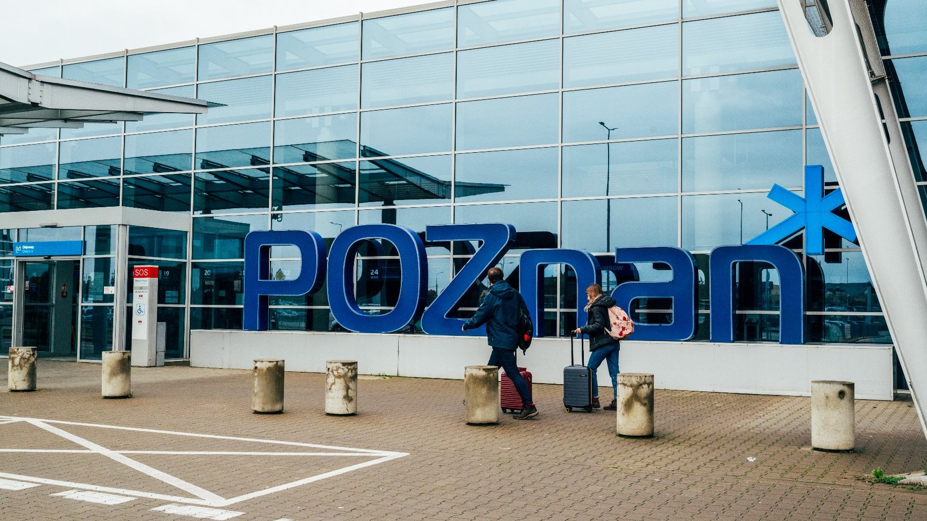 Wejście do lotniska Ławica z napisem Poznań