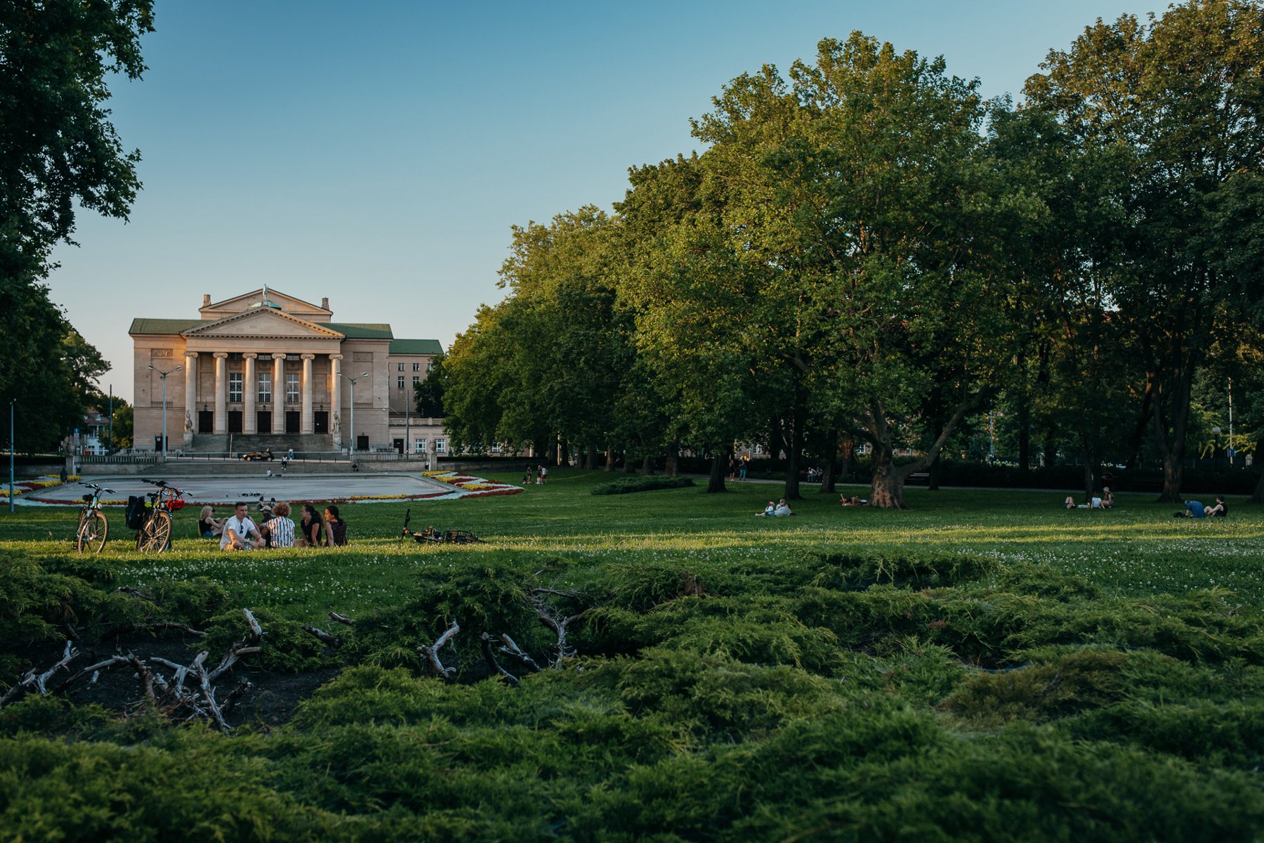 Na zdjęciu Teatr Wielki w Poznaniu, widać budynek i trawnik przed operą - grafika artykułu