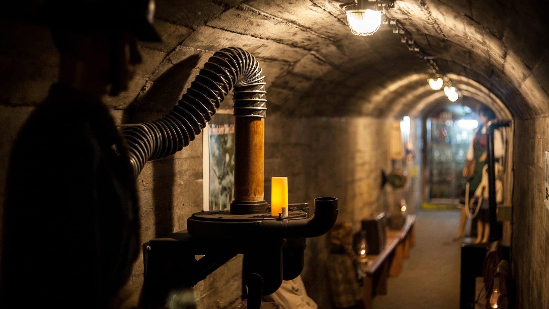 Zdjęcie przedstawia podziemny korytarz w bunkrze