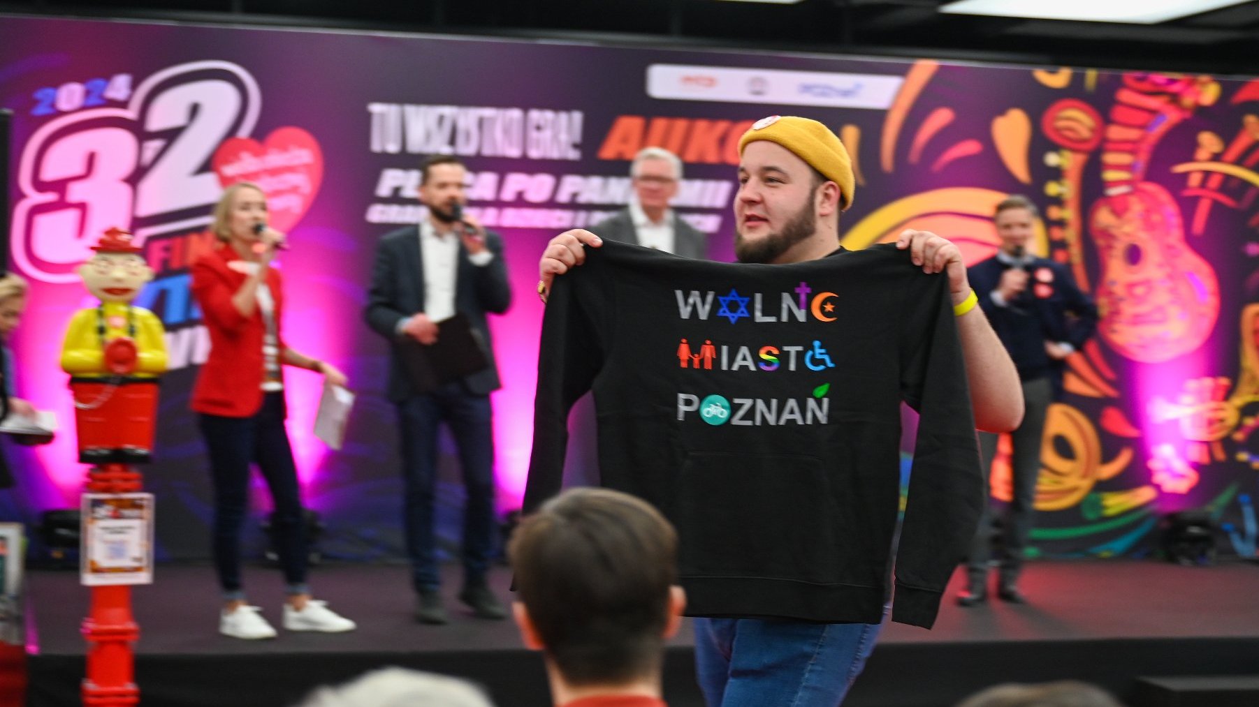 Osoba, która wylicytowała i prezentuje bluzę "Wolne Miasto Poznań"
