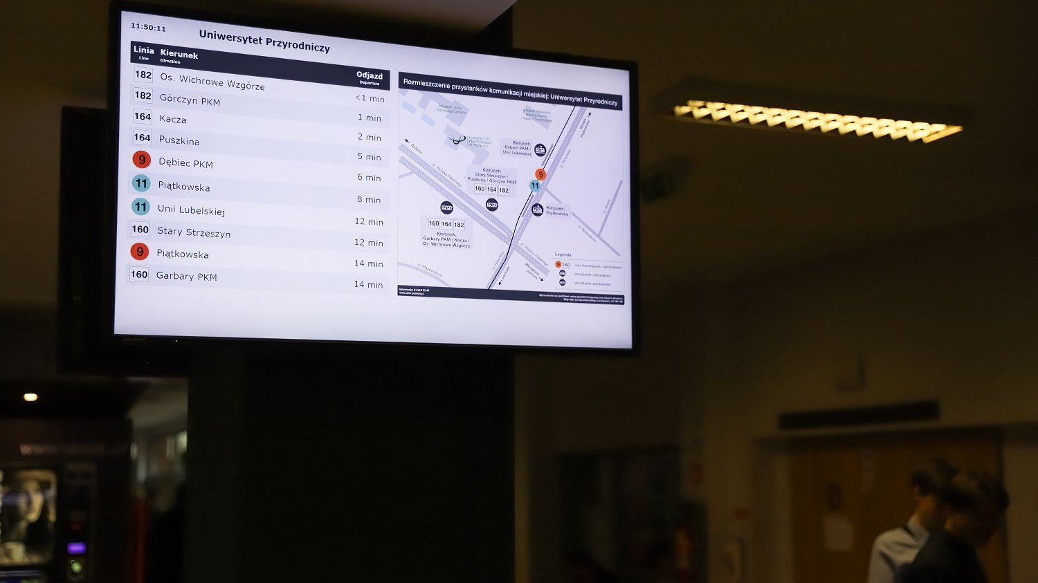 Tablica multimedialna, na której wyświetlane są informacje o odjazdach tramwajów i autobusów z najbliższych przystanków