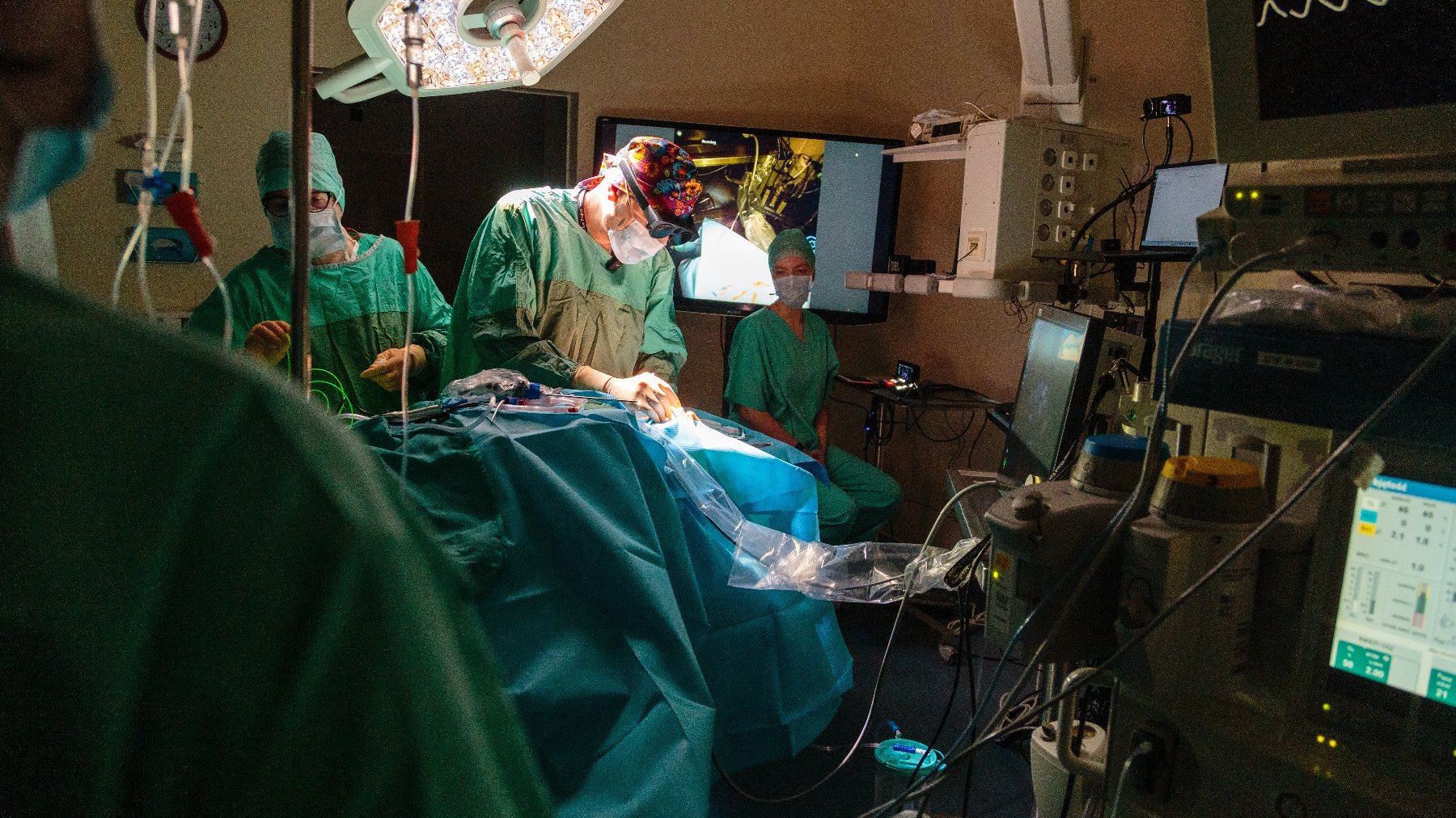 Na zdjęciu sala operacyjna, w niej operujący lekarze
