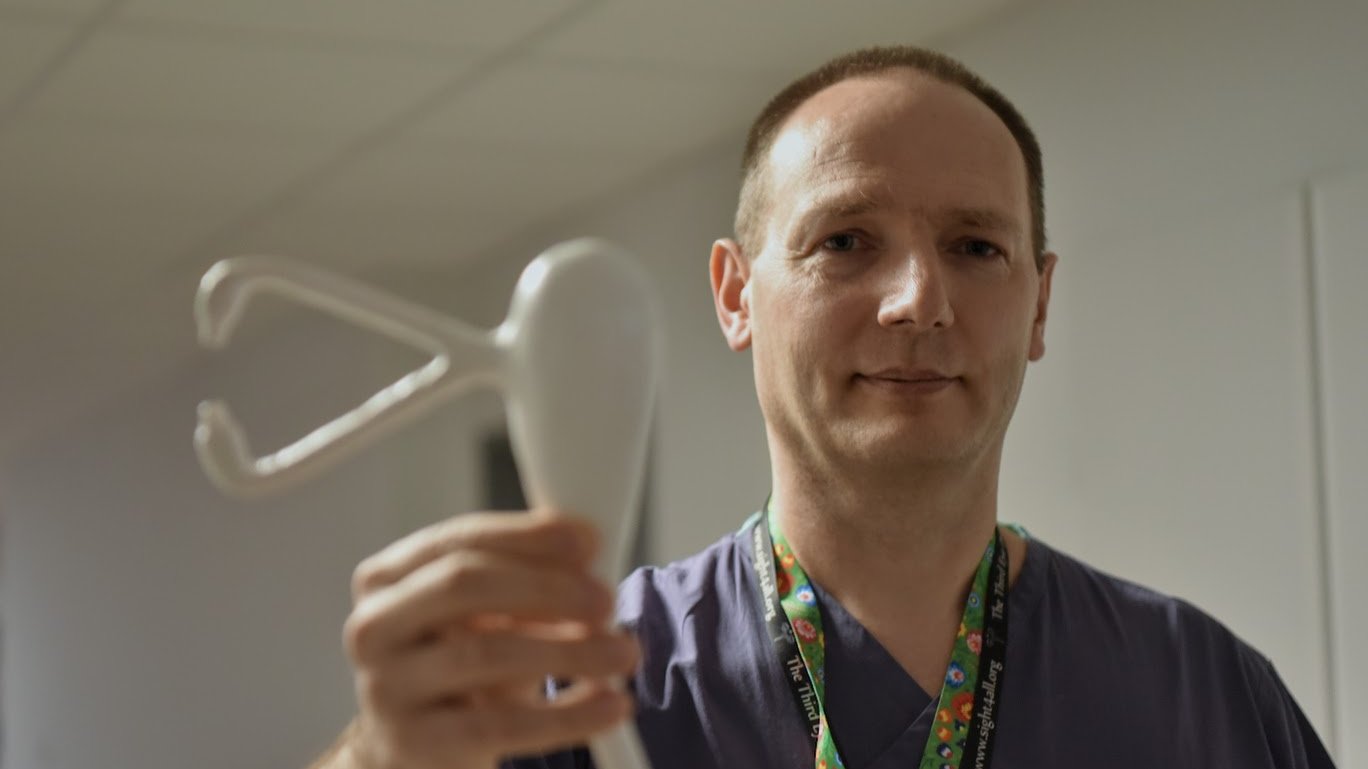Na zdjęciu dr n. med. Rafał Nowak, okulista, lekarz prowadzący operację, trzymający model anatomiczny