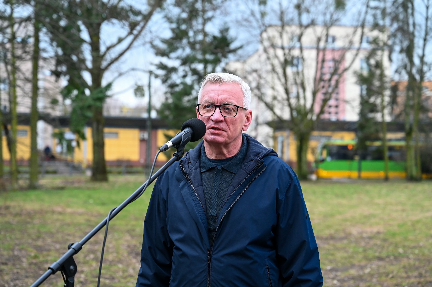 Na zdjeciu prezydent Poznania przy mikrofonie, na pętli Ogrody - grafika artykułu