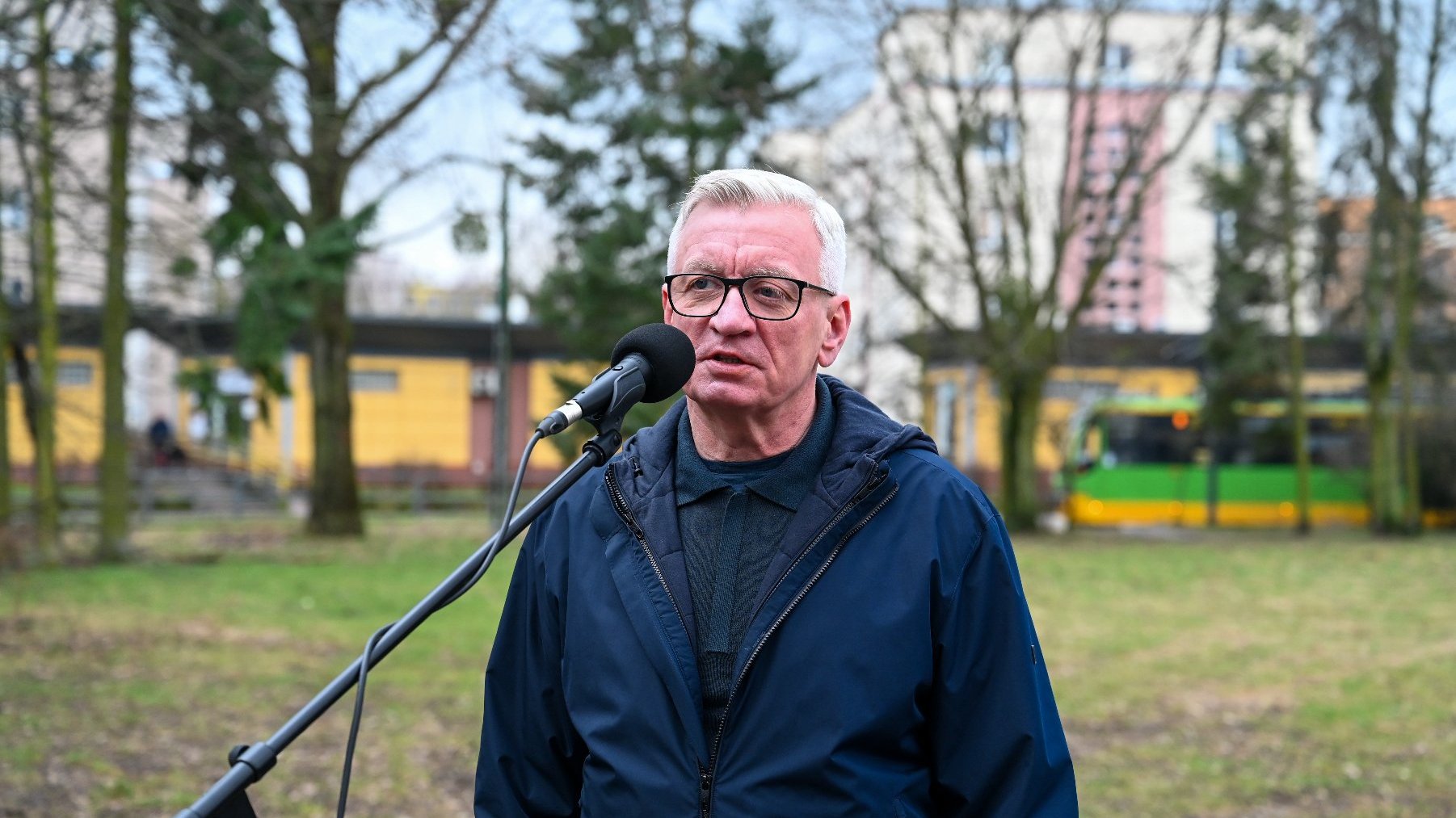 Na zdjeciu prezydent Poznania przy mikrofonie, na pętli Ogrody