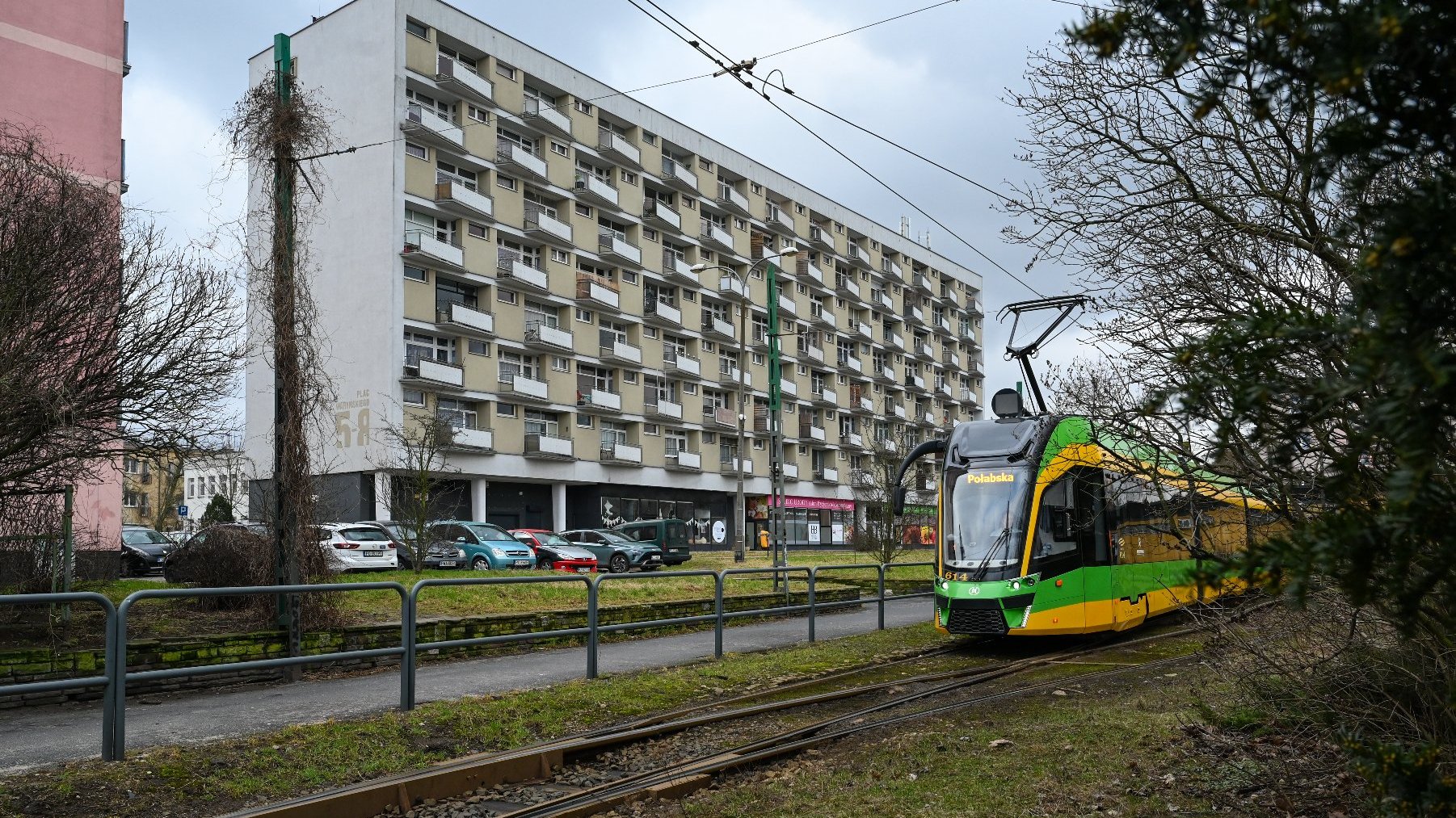 Na zdjęciu tramwaj wjeżdżający na pętlę Ogrody