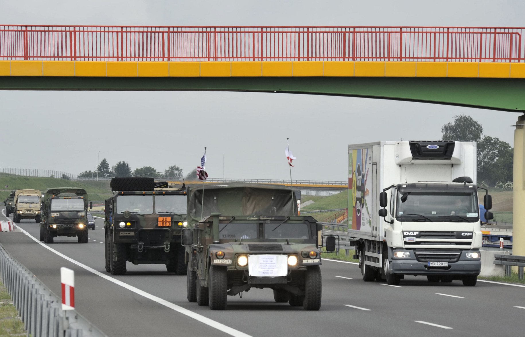 Na zdjęciu widać samochody wojskowe na drodze. - grafika artykułu