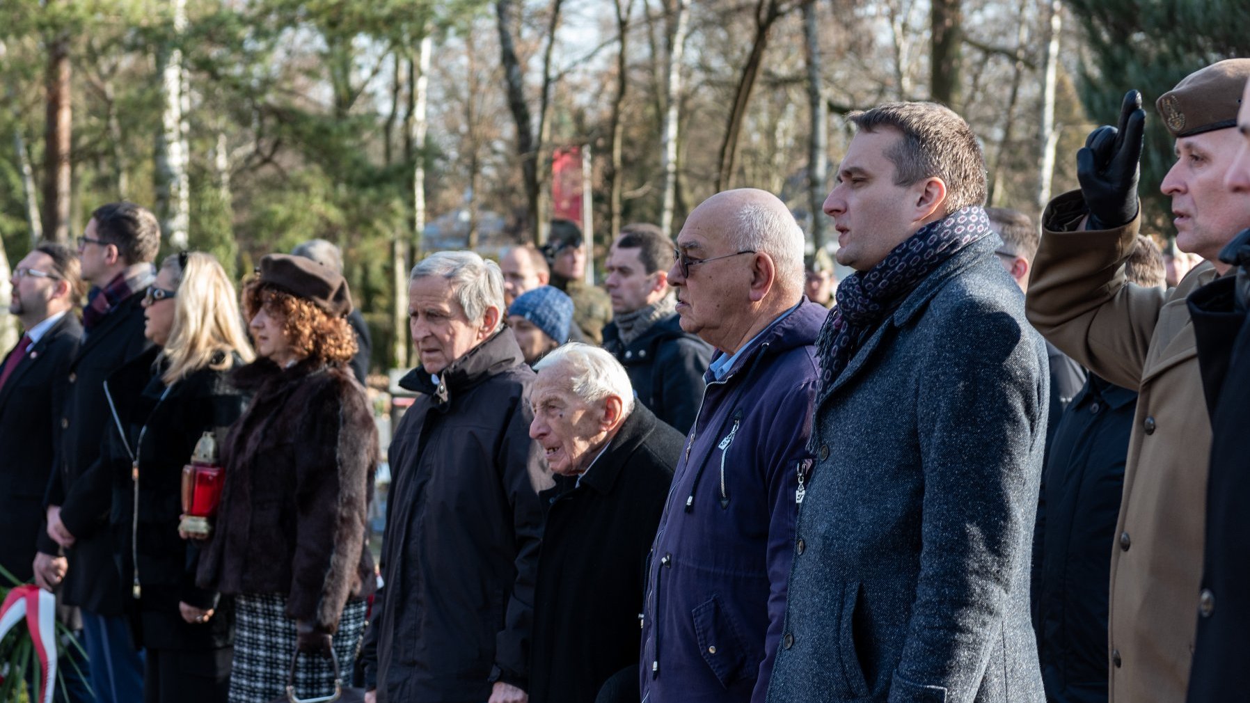 Na zdjęciu uczestnicy uroczystości stojący w szeregu