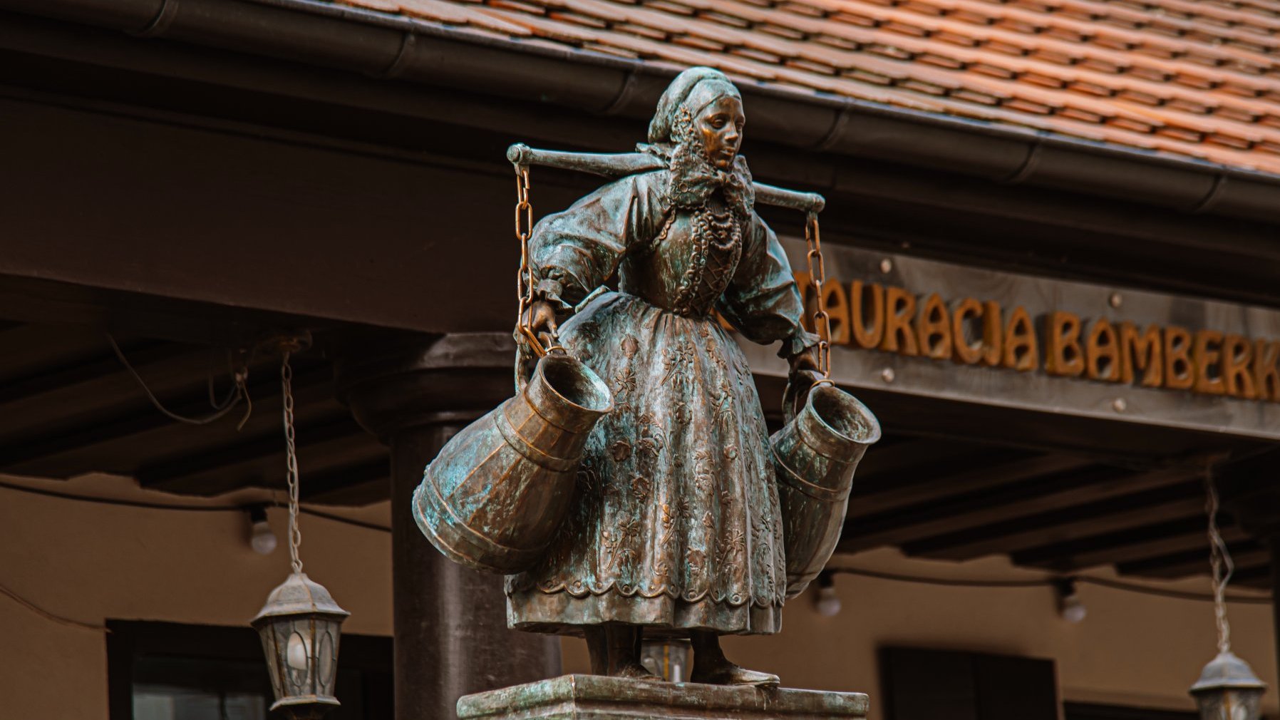 Na zdjęciu Bamberka: figurka z brązku przedstawiająca kobietę z dwoma naczyniami na wodę