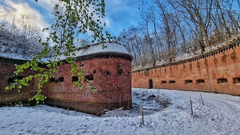 Zdjęcie przedstawia wnętrza fortu zimą