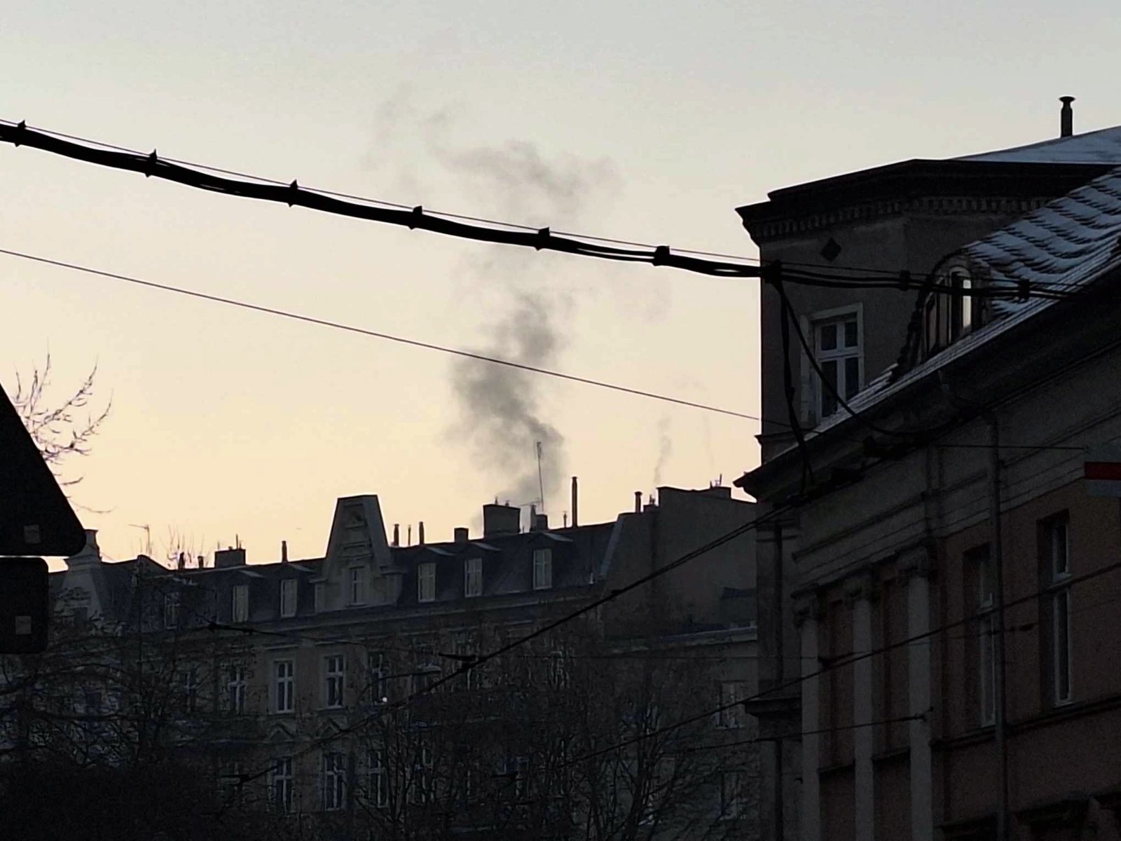 Zdjęcie przedstawia dymiący kominek. - grafika artykułu