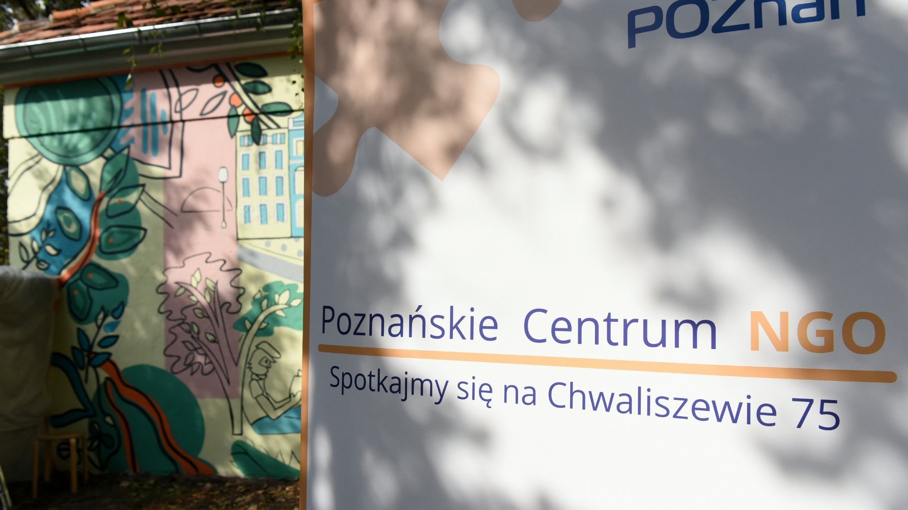Na zdjęciu rollup z napisem: Poznańskie Centrum NGO