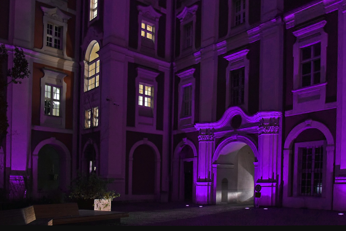 Na zdjęciu budynek urzędu miasta - dziedziniec podświetlony na fioletowo - grafika artykułu