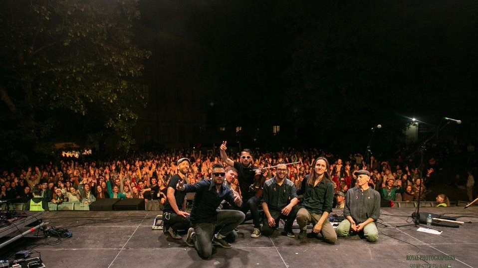 Zespół Beltaine na scenie. Za nimi publiczność na koncercie