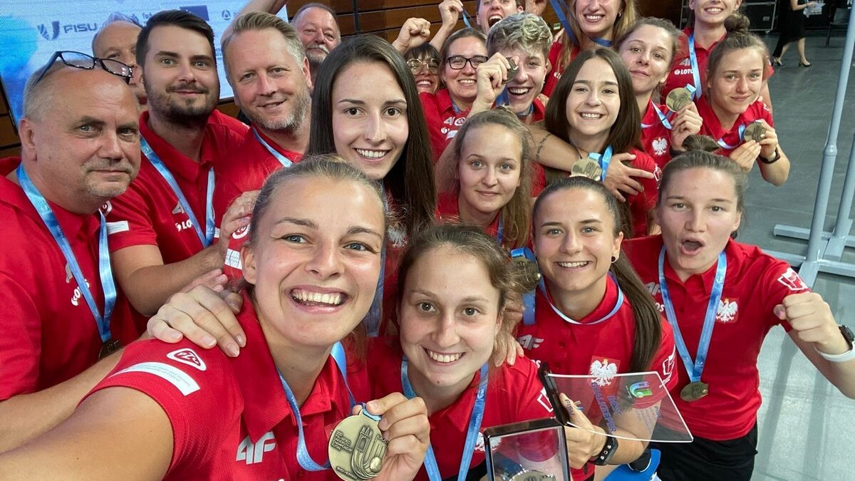Zawodniczki i trenerzy drużyny futslowej cieszący się z brązowego medalu na Akademickich Mistrzostwach Świata
