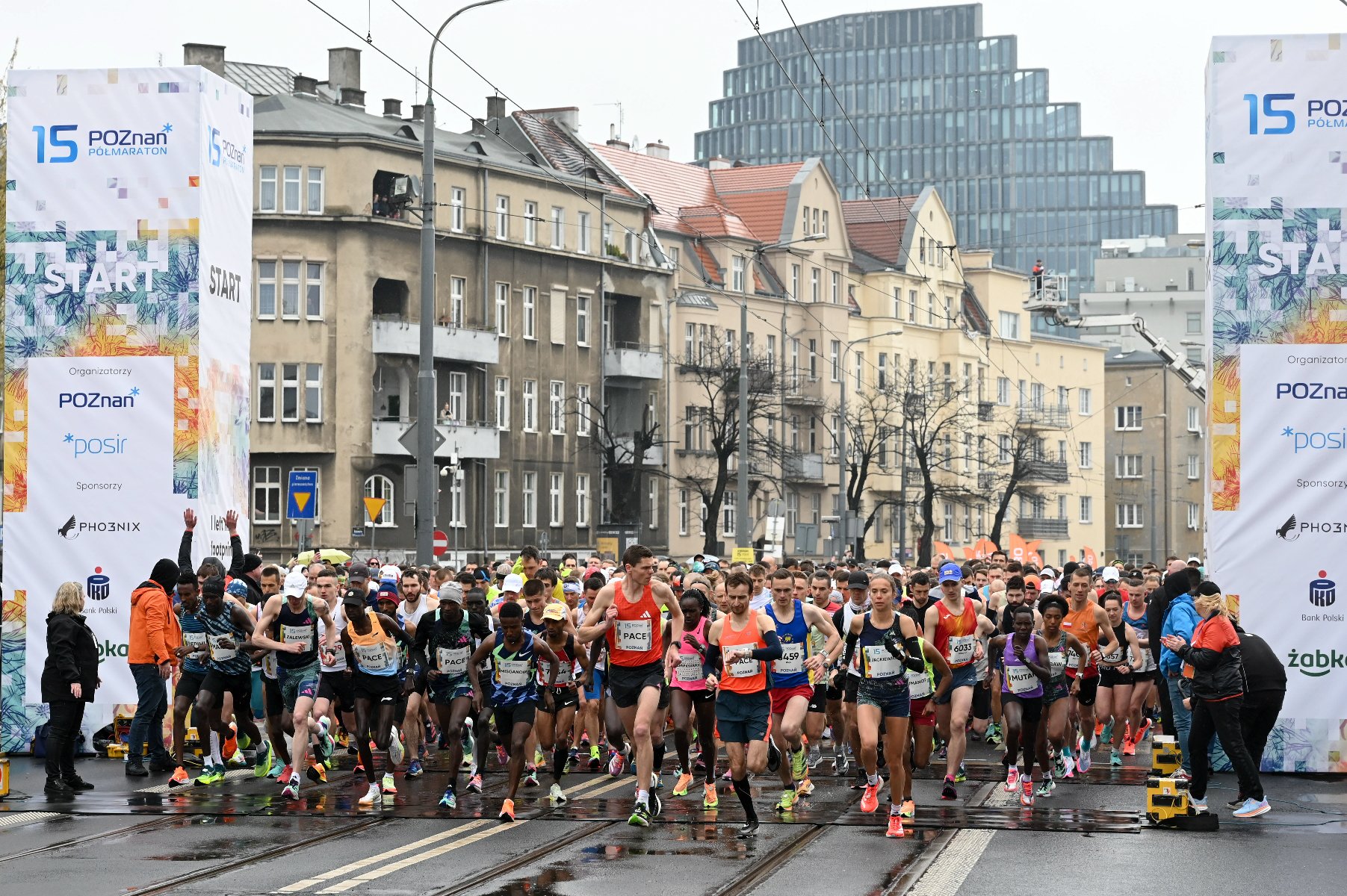 Zdjęcie przedstawia biegaczy. - grafika artykułu