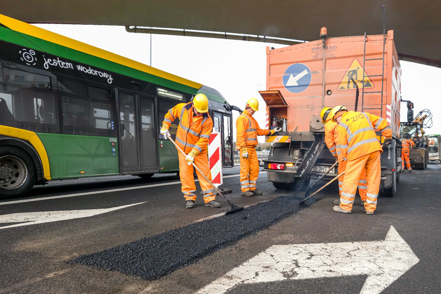 Galeria zdjęć z prac związanych z remontami ubytków w ulicach - grafika artykułu