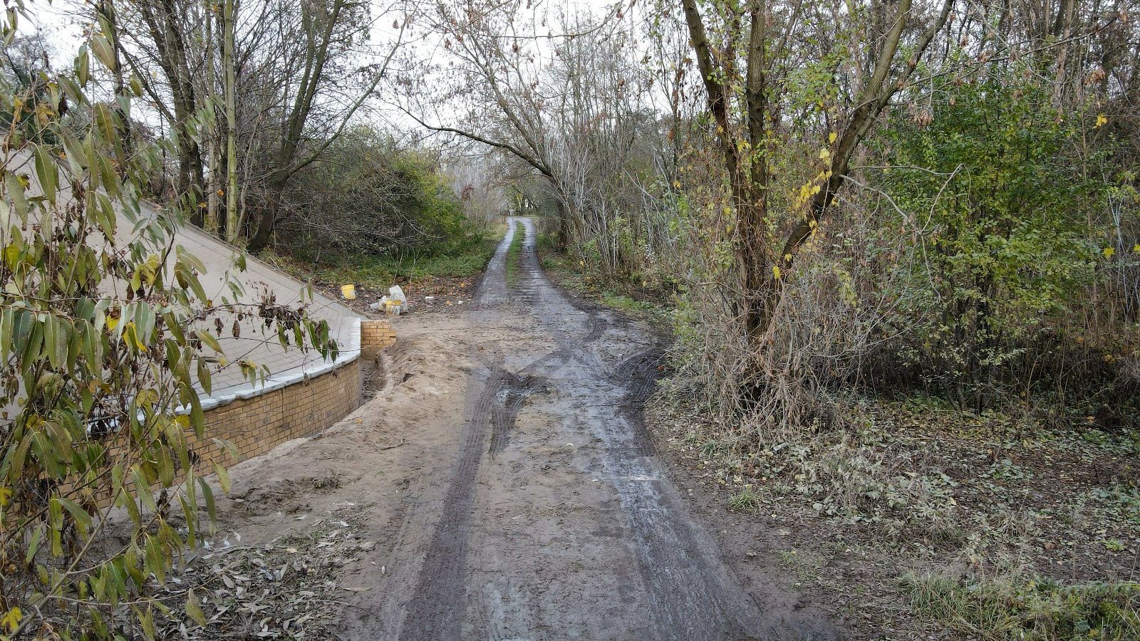 Aktualny widok miejsca, gdzie powstanie droga rowerowa wzdłuż PST