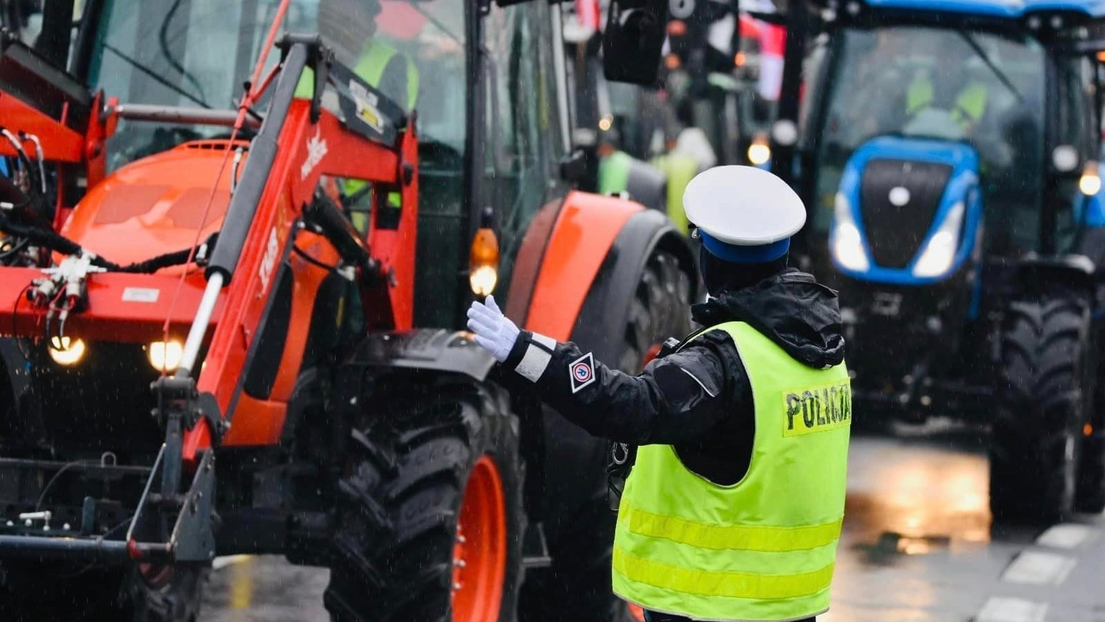 Policja zabezpieczająca i kierująca ruchem podczas protestu rolników - grafika artykułu