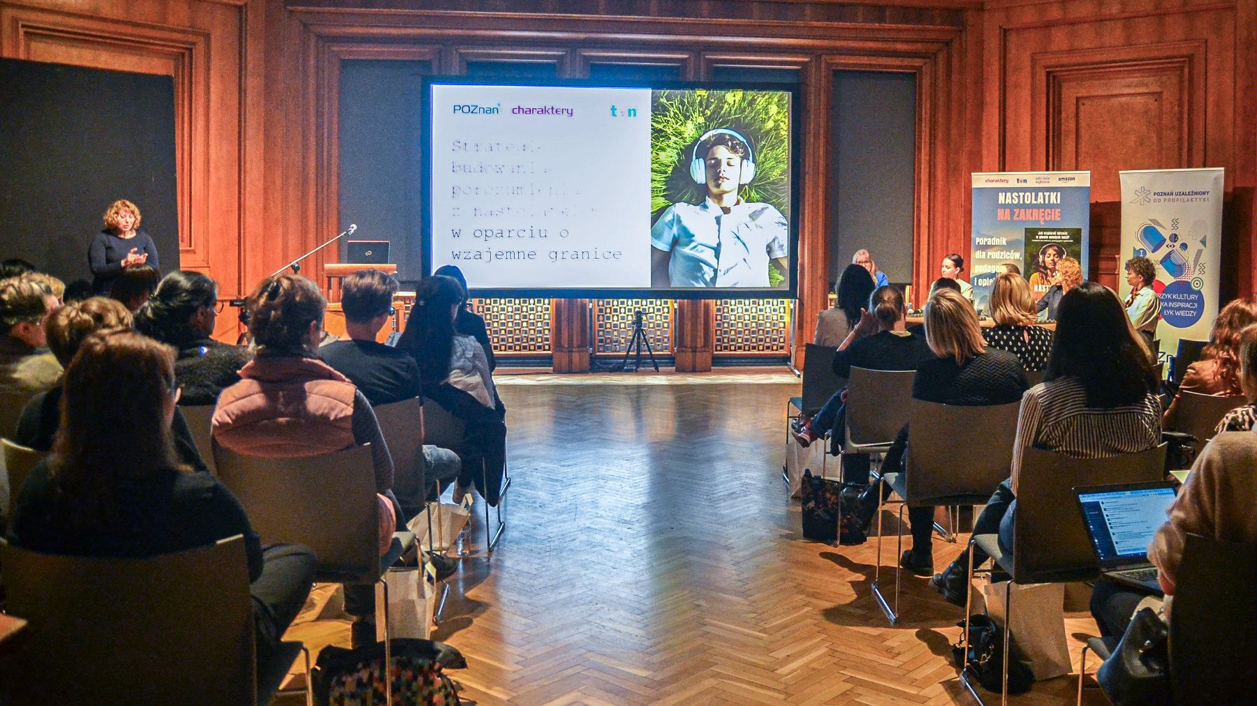Na zdjęciu sala w CK Zamek, widać siedzącą publiczność, w centrum ekran ze zdjęciem nastolatka