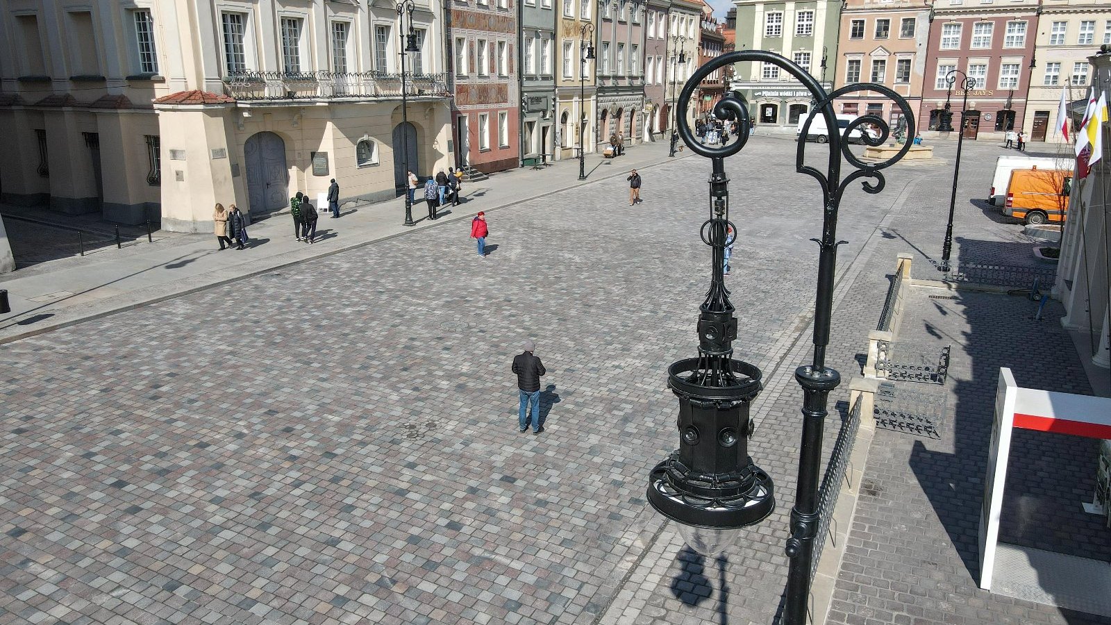 Zdjęcie przedstawia płytę Starego Rynku w Poznaniu z lotu ptaka.