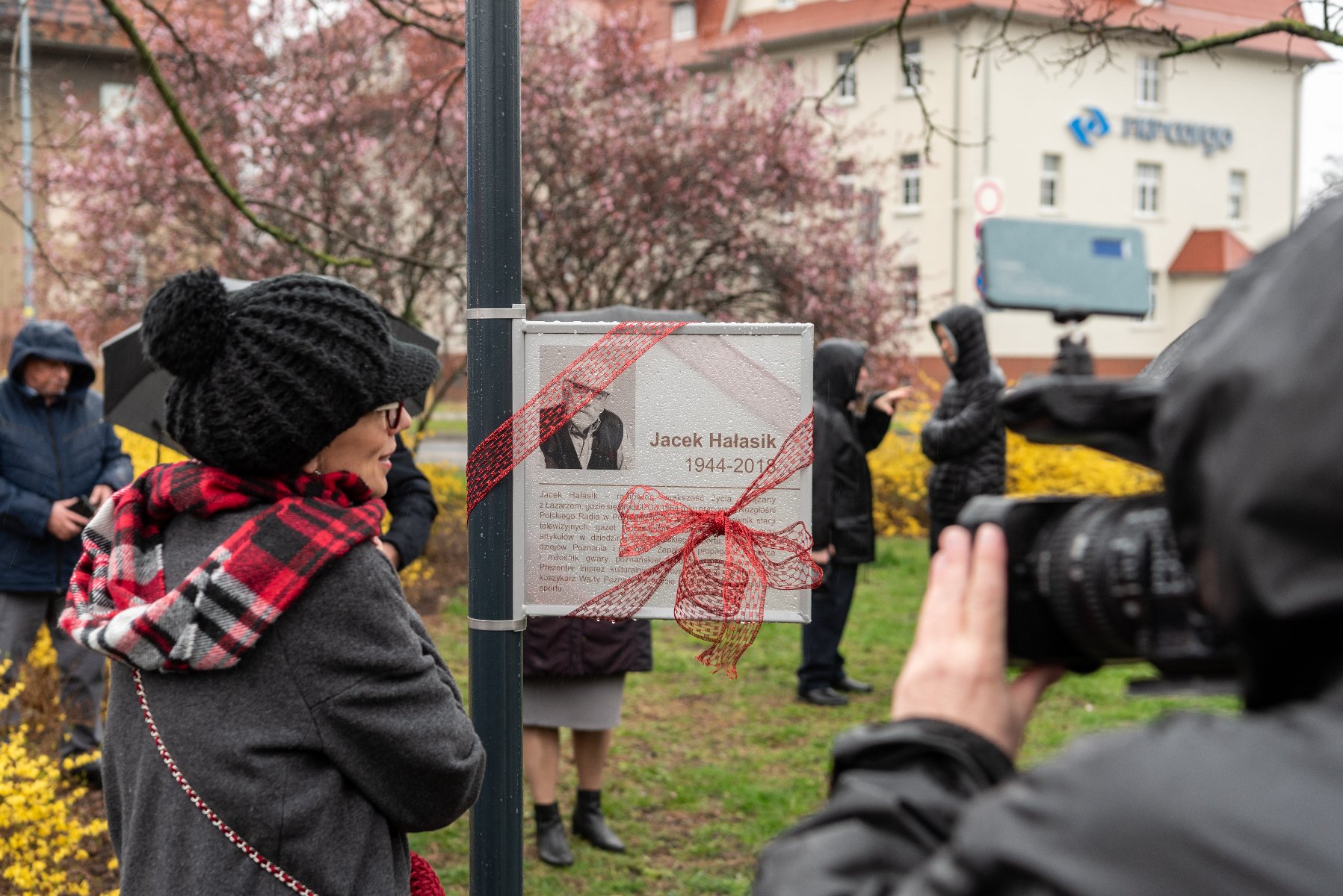 Galeria zdjęć przedstawia fotorelację z otwarcoia skweru im. Jacka Hałasika. - grafika artykułu