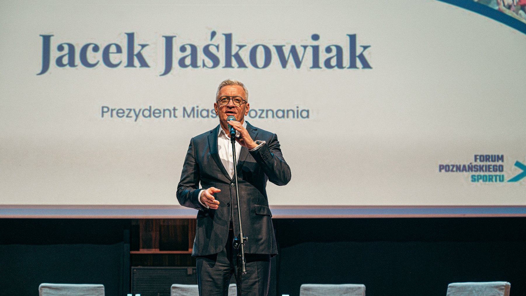 Na zdjęciu prezydent Poznania na scenie, przy mikrofonie