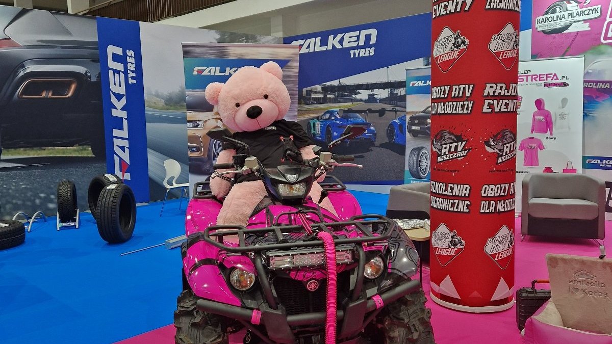 Zdjęcie różowego quada z pluszowym niedźwiedziem