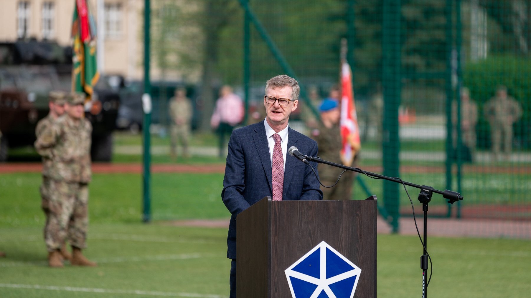 Galeria zdjęć przedstawia uroczyste przekazanie dowództwa V Korpusu US Army w Camp Kościuszko w Poznaniu.