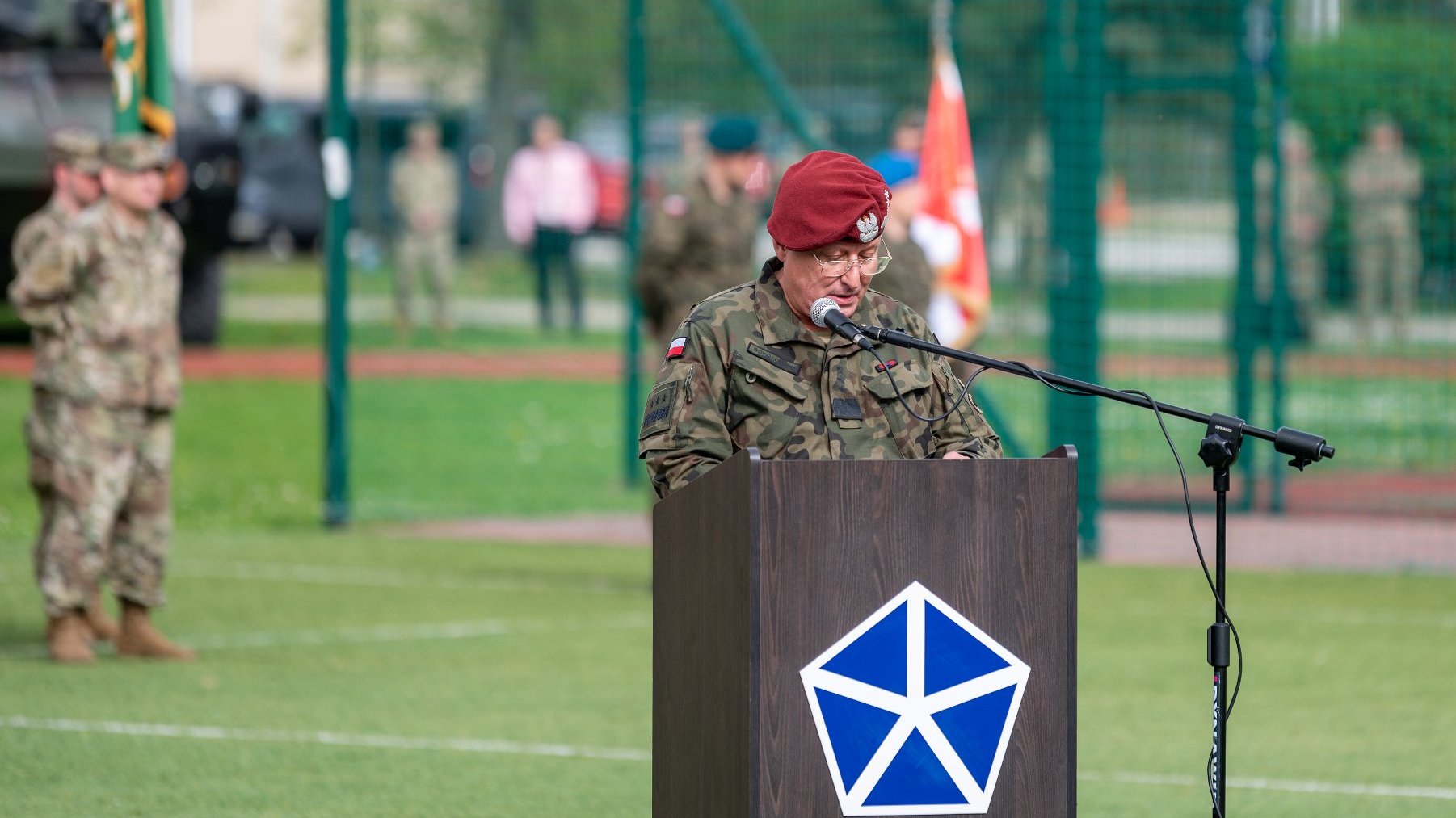 Galeria zdjęć przedstawia uroczyste przekazanie dowództwa V Korpusu US Army w Camp Kościuszko w Poznaniu.