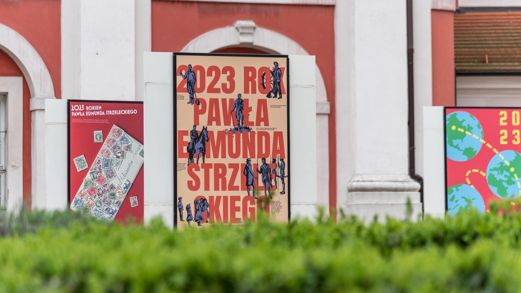 Galeria zdjęć przedstawia wystawę plakatów poświęconych Pawłowi Edmundowi Strzeleckiemu.