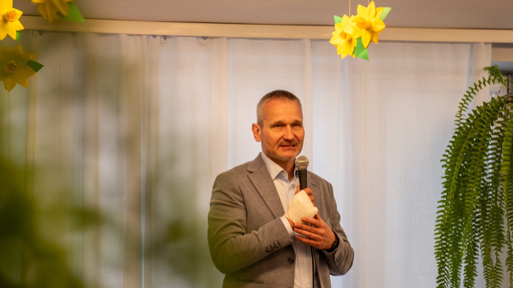 Na zdjęciu zastępca prezydenta Poznania trzymający mikrofon w ręku