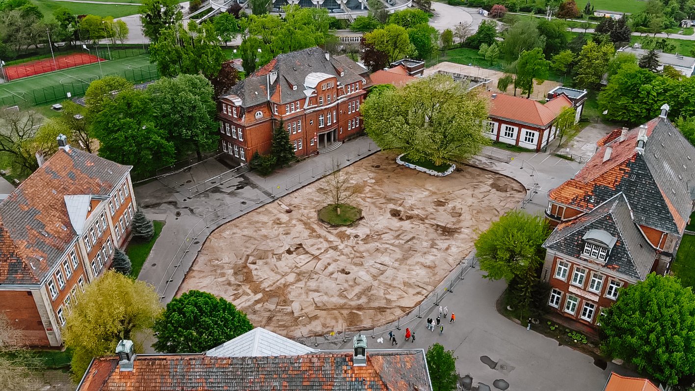 Zdjęcie przedstawia teren wokół szkoły z lotu ptaka.