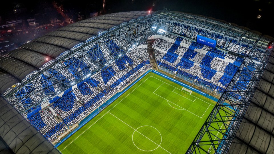 Widok na stadion przy Bułgarskiej z drona. Na trybunach widać napis "Forza Lech"