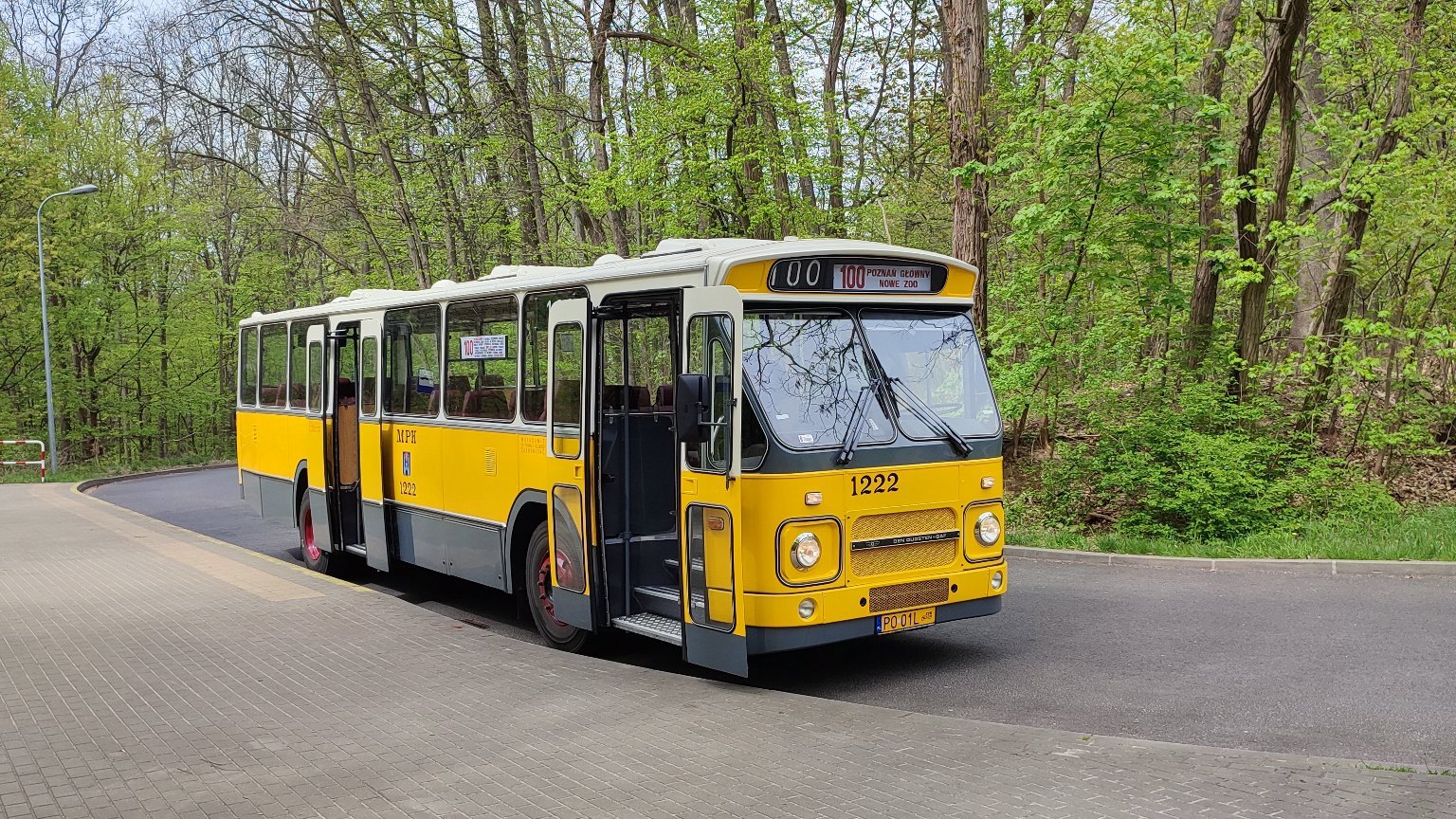 Żółty autobus DAF wożący ludzi na trasie linii turystycznej nr 100
