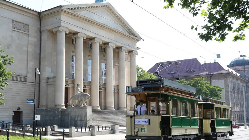 Historyczny tramwaj przed Operą